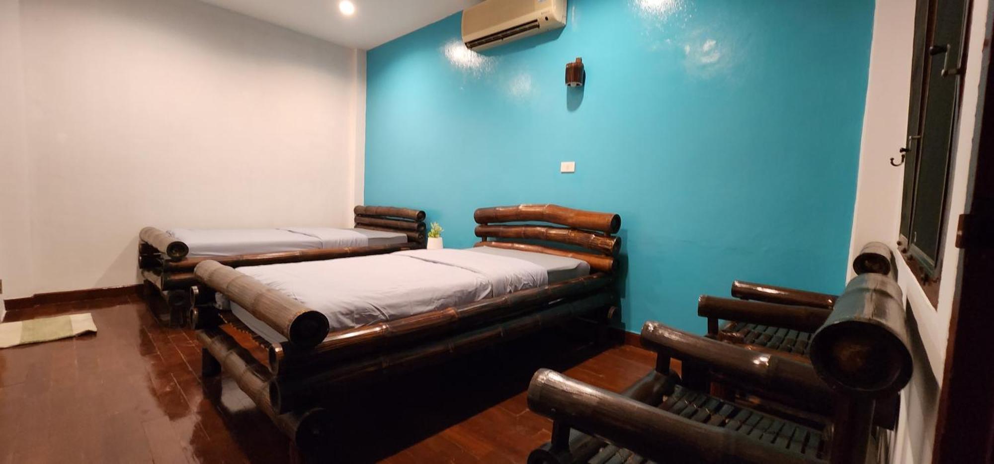 Blue Moon House - A Budget For Easy Travellers Hostel *